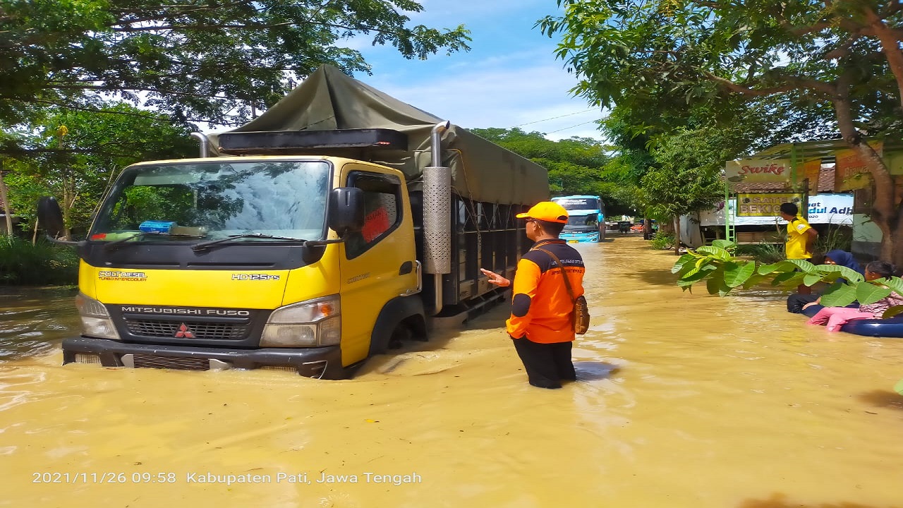 Banjir Rendam Sejumlah Kecamatan di Pati dan Bandung