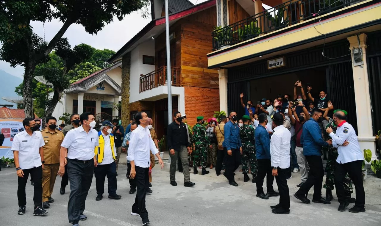 Presiden Jokowi Tinjau Sarhunta di Pulau Samosir