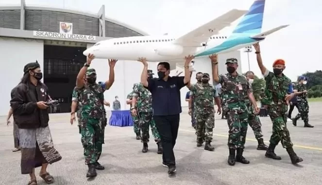 Pembuat Miniatur Pesawat Garuda Diapresiasi Erick Thohir dan BRI