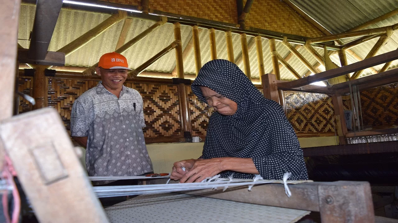 Bersama BNI, Abah Eje Bangun Desa Lewat Kerajinan Mendong