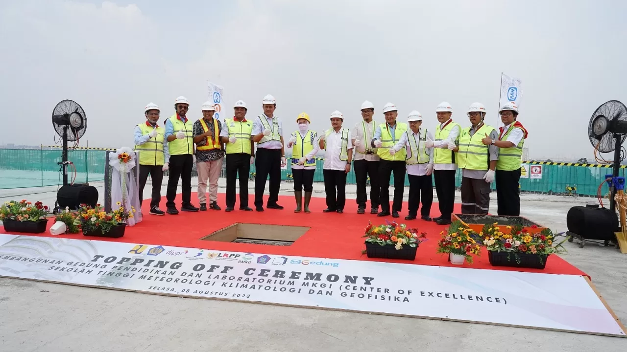 Wijaya Karya Bangunan Gedung Topping Off Sekolah Tinggi Milik BMKG